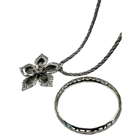 Vintage Silver Tone Flower Pendant Necklace & Bracelet Set.  A9 - Picture 3 of 9